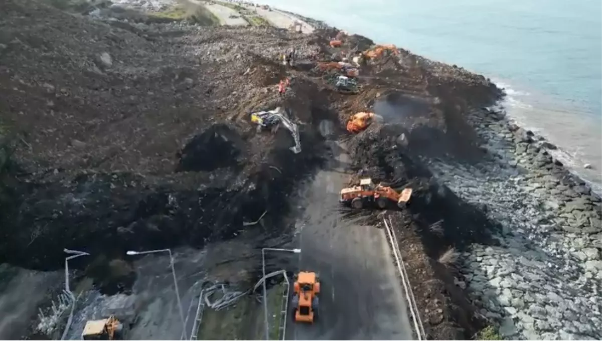 Karadeniz Sahil Yolu\'nda Heyelan Nedeniyle Trafik Kapandı