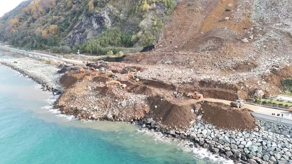 Artvin\'de Heyelan Sırasında Yol Temizleme Çalışmaları Dronla Görüntülendi