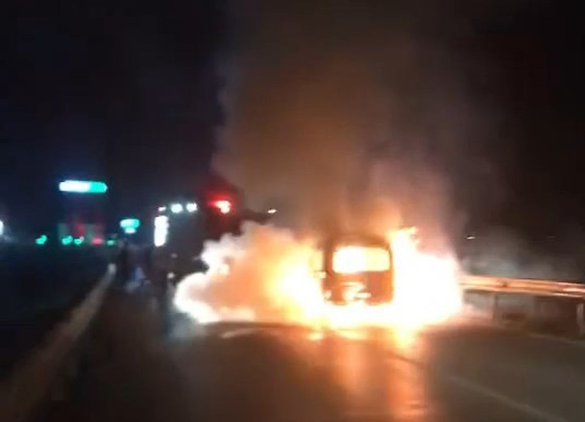 Avcılar\'da Hafif Ticari Araç Alev Alev Yandı