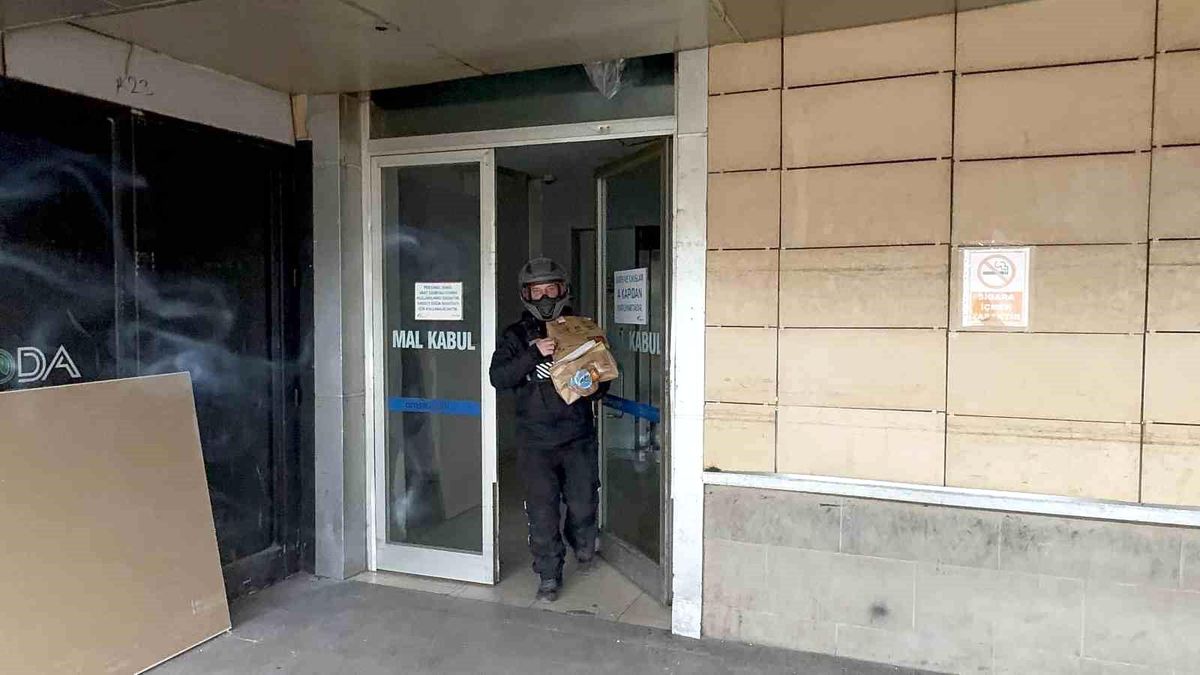 Kuryelere Asansör Yasağına Tepki