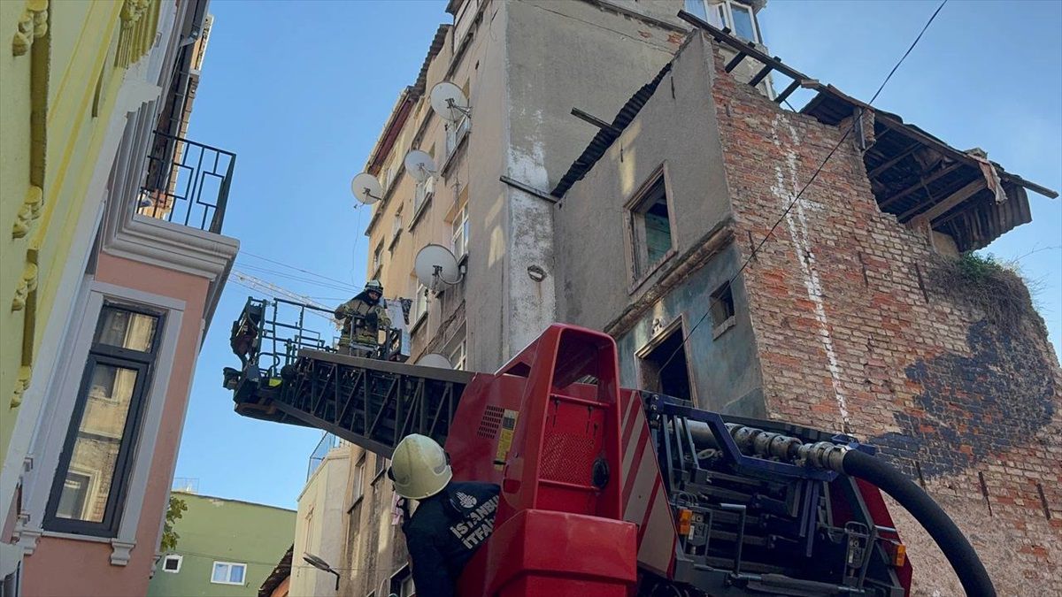 Beyoğlu\'nda Apartman Yangını