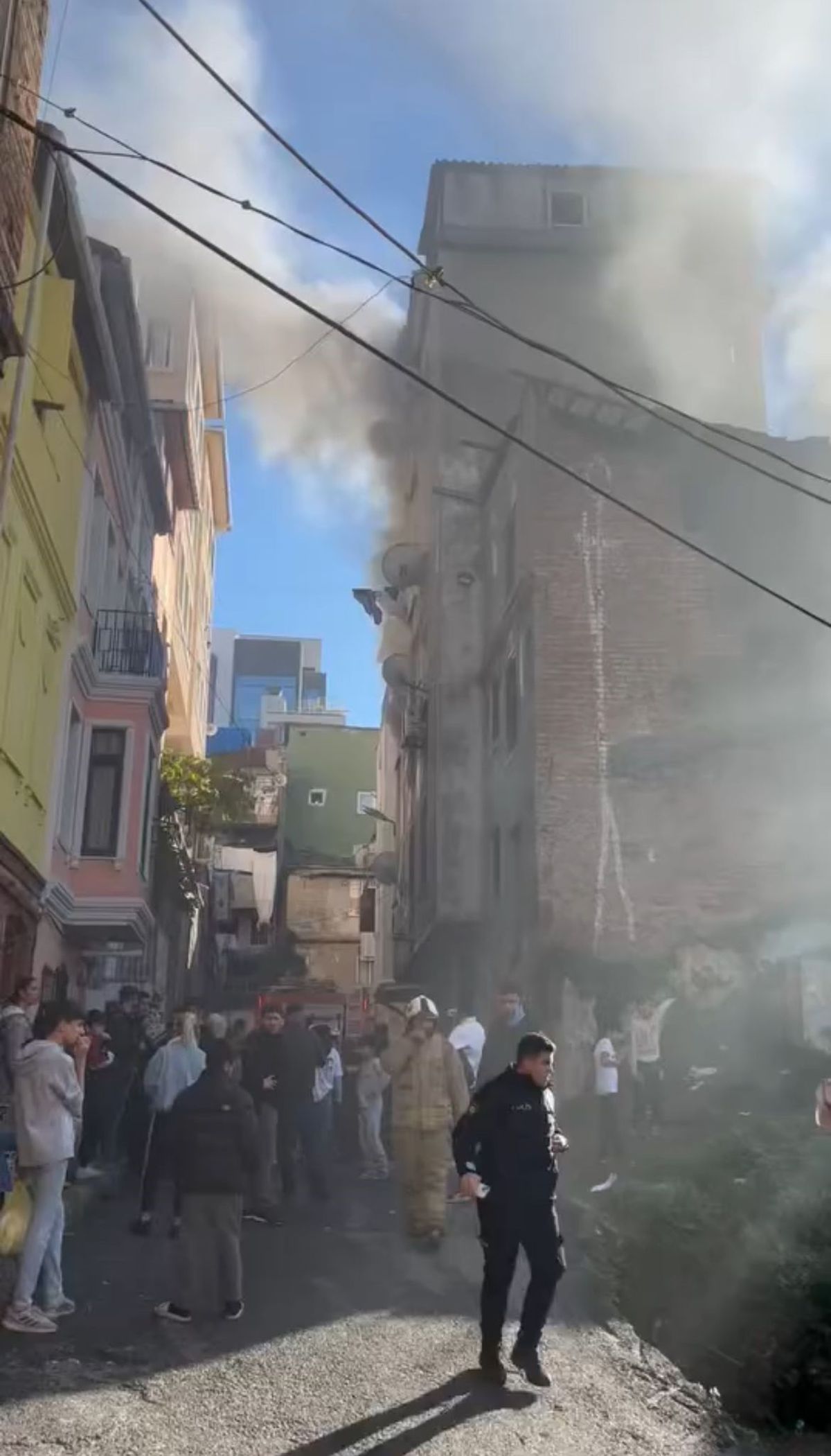 Beyoğlu\'nda Yangın: 3 Çocuk Dumandan Etkilendi