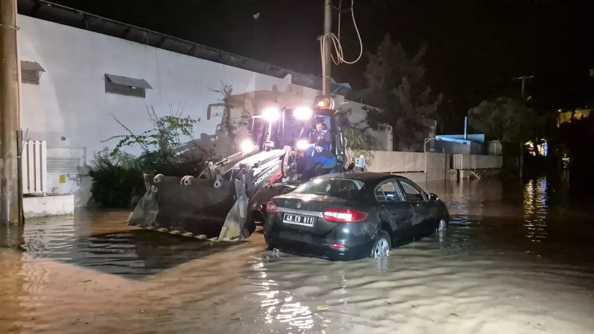 Bodrum\'da Kuvvetli Sağanak, Evleri ve Yolları Su Bastı