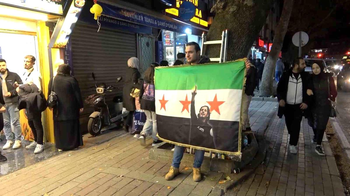 Bursa\'da Suriyeliler Esed Rejiminin Düşüşünü Kutluyor