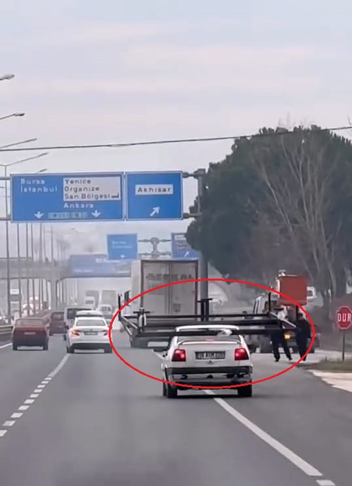 İnegöl\'de Dehşet Verici Sürüş: Karyola ile Trafikte Seyir Halinde
