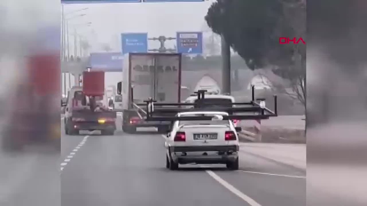İnegöl\'de Sürücünün Tavanında Demir Karyola ile Trafikte Seyri