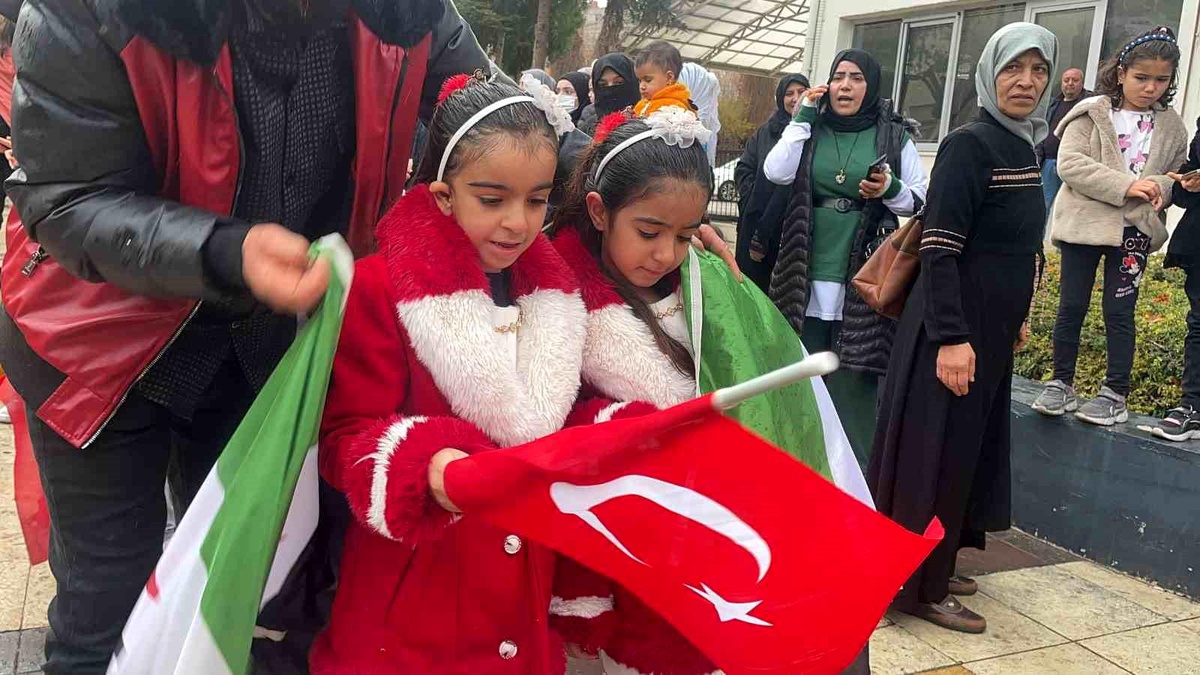 Suriye\'deki Devrim Sonrası Denizli\'de Sevinç Gösterileri