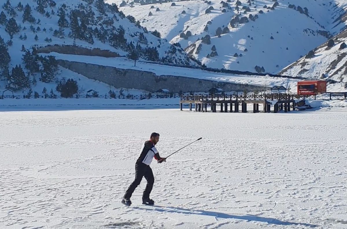 Erzincan\'da Buz Tutan Göl Üzerinde Eğlenceli Anlar