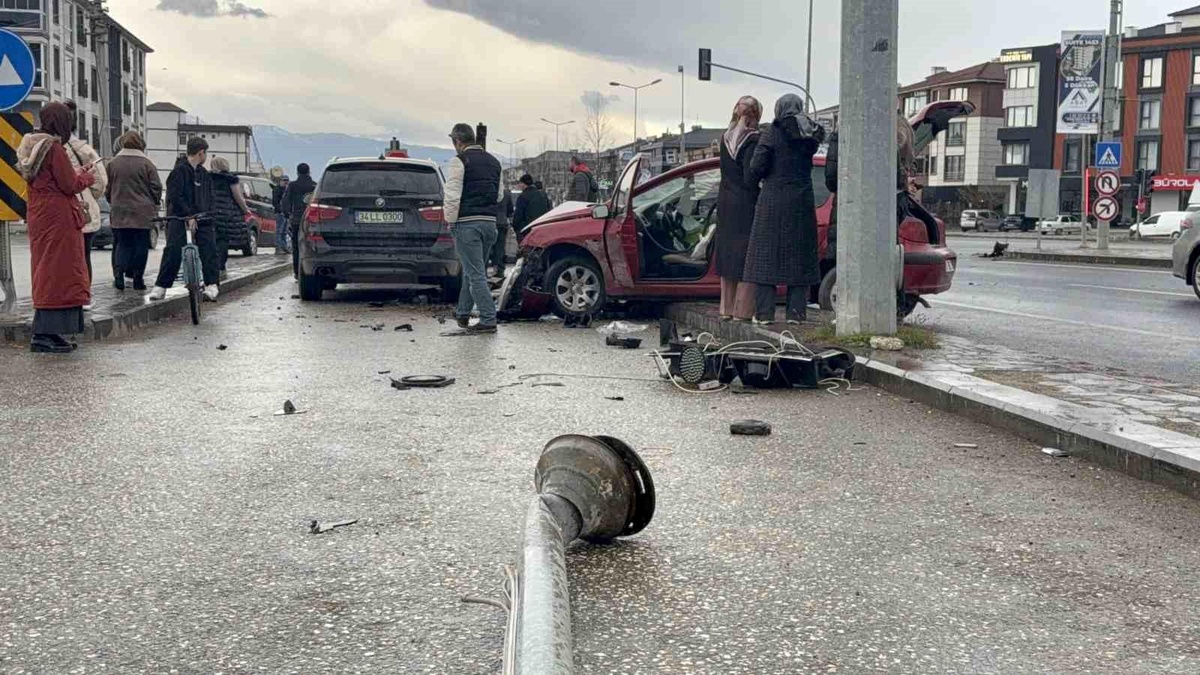 Düzce\'deki Kavşakta Dönüş Yasağı İhlali: 1 Yaralı