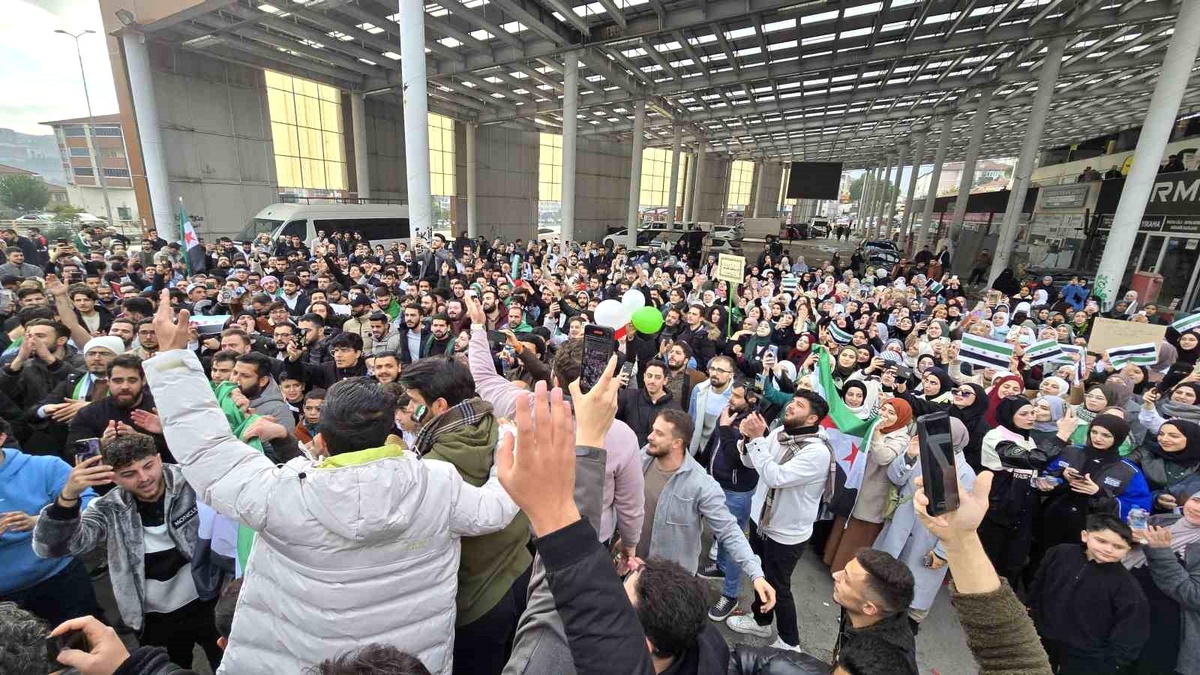 Karabük\'te Suriyeli Öğrenciler Rejim Çöküşünü Kutladı