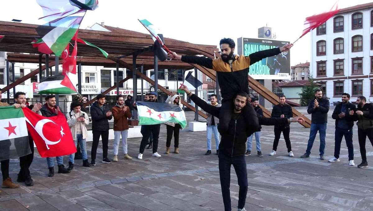 Kütahya\'da Suriyeliler Zafer Kutladı