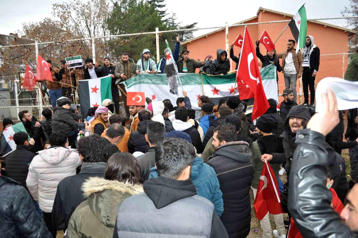 Eskişehir\'deki Suriyeliler Esad rejiminin çöküşünü kutladı