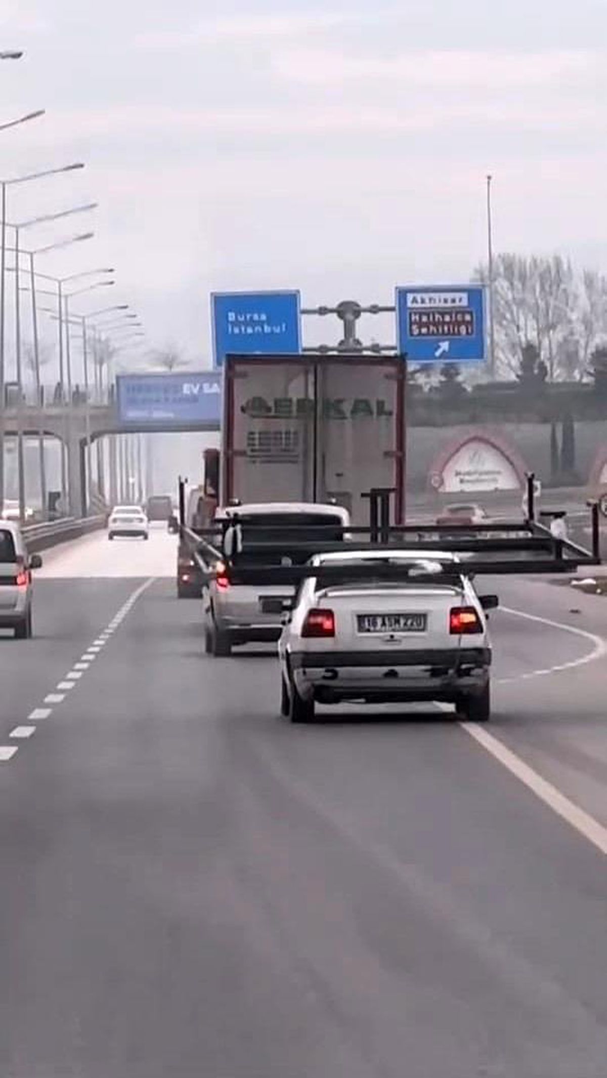 İnegöl\'de Şaşırtan An: Otomobilin Üzerinde Dev Demir