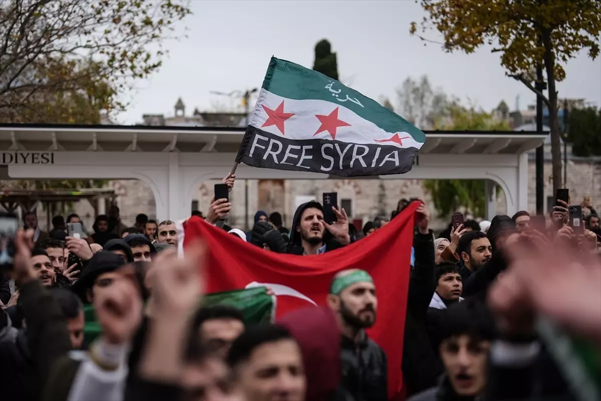 İstanbul\'da Suriyeliler Esed Rejiminin Devrini Kutladı