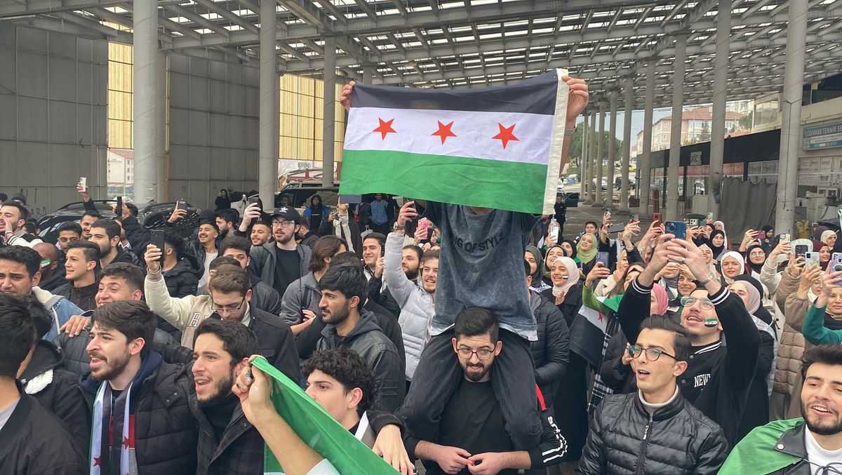 Karabük\'te Suriyeliler, Şam\'ın Kontrolünün Muhaliflere Geçmesini Kutladı