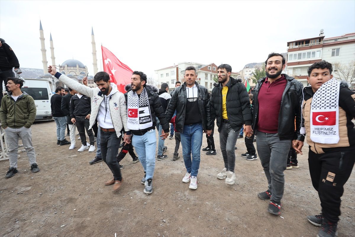Suriyeliler Baas Rejiminin Çöküşünü Kutladı