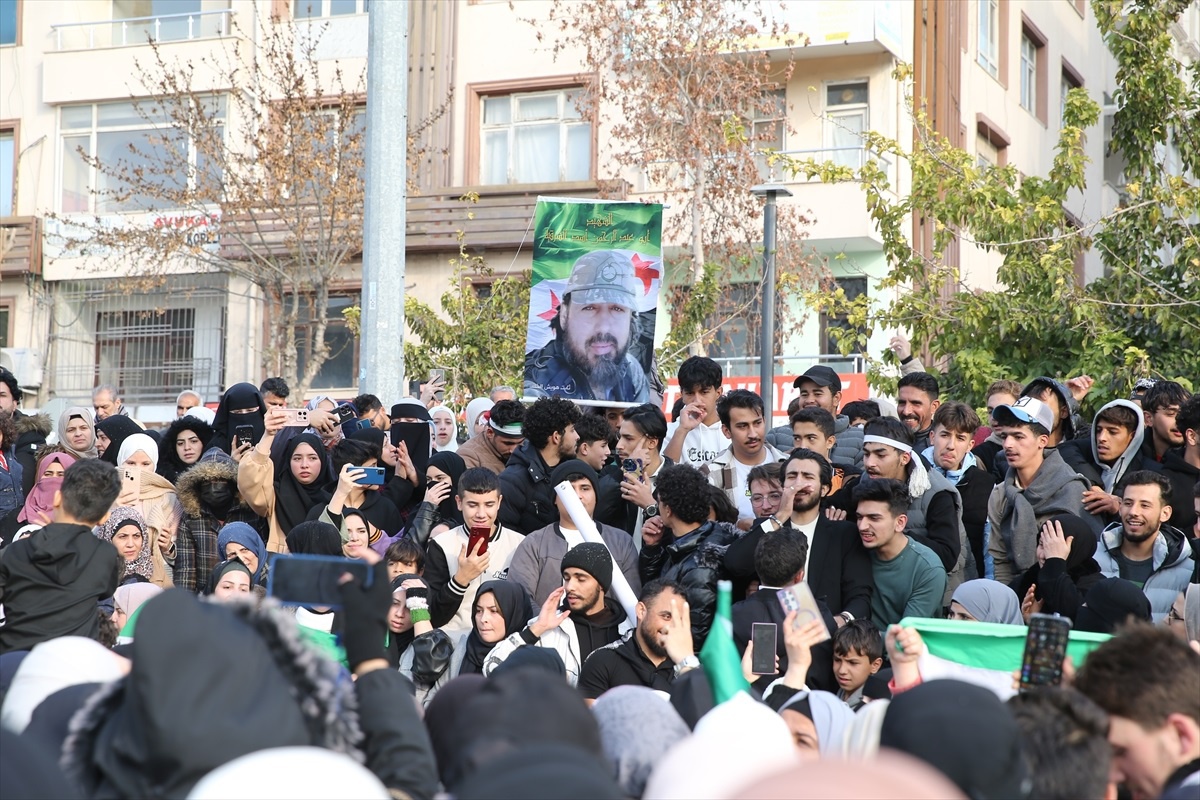 Kilis, Gaziantep, Şanlıurfa, Adıyaman ve Kahramanmaraş\'taki Suriyeliler, Baas rejiminin devrilmesini kutluyor