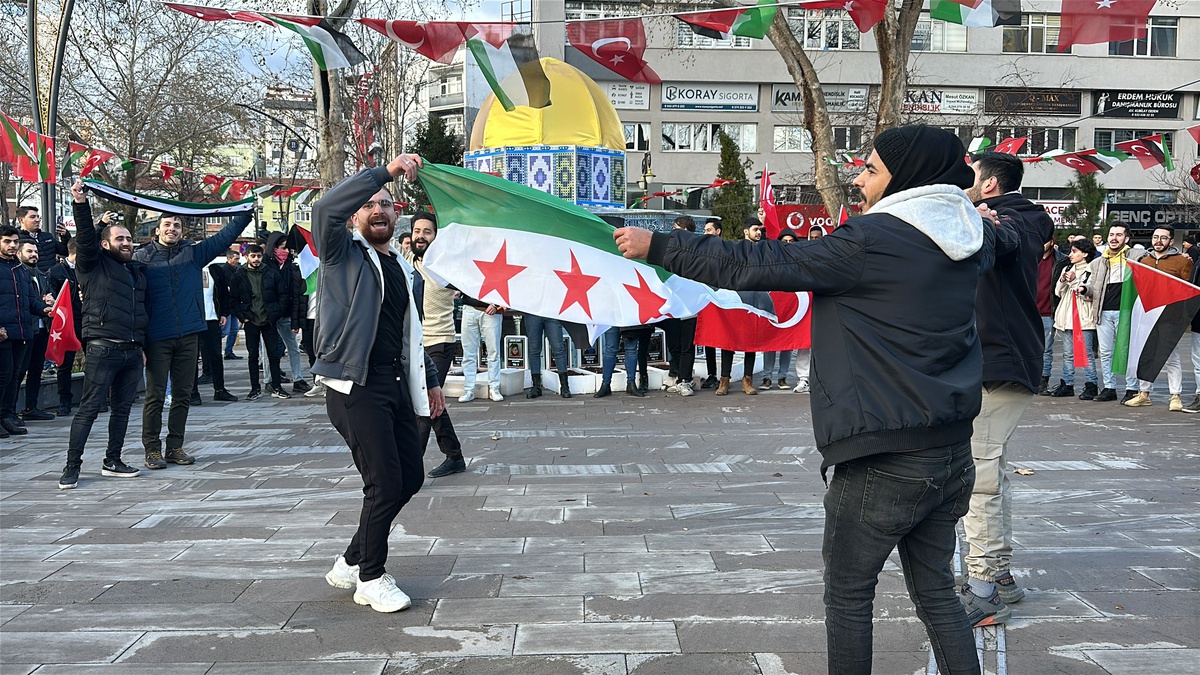 Kütahya\'da Suriyeliler, Şam\'daki Zaferi Kutladı