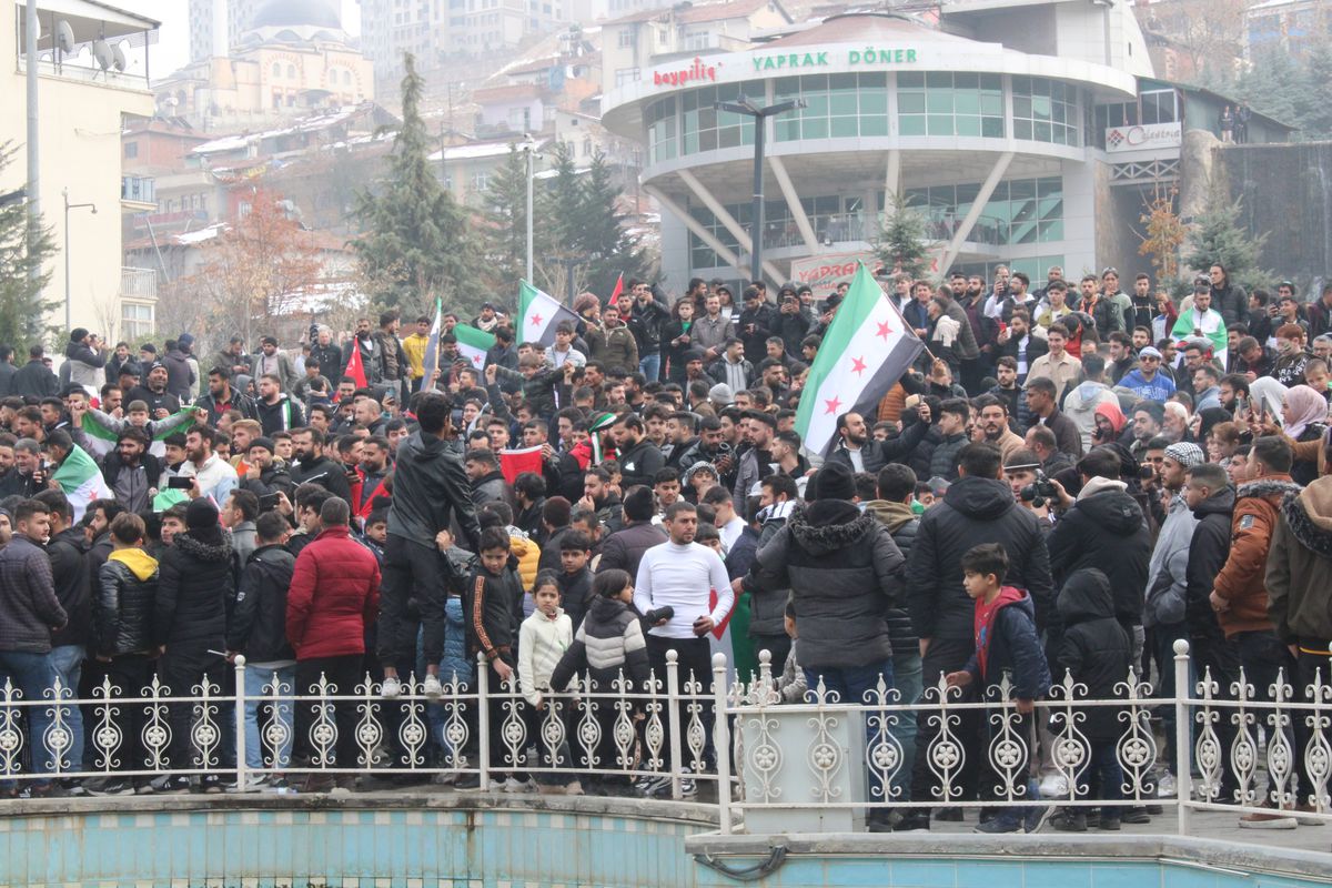 Malatya\'da Suriyeliler, Şam\'ın Kontrolü Üzerine Sevinç Gösterileri Düzenledi