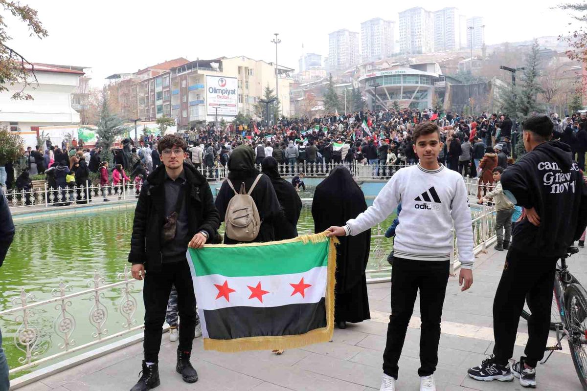Malatya\'daki Suriyeliler rejimin devrilmesi ile sokaklara döküldü