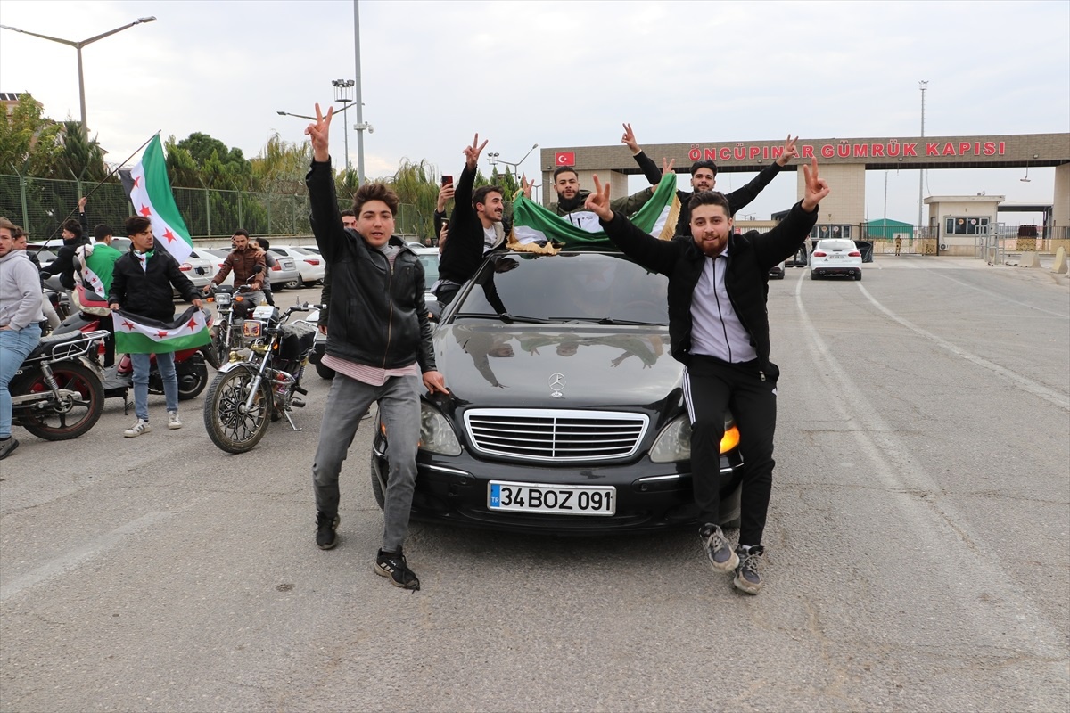 Malatya ve Kilis\'teki Suriyeliler, Baas rejiminin devrilmesini kutluyor
