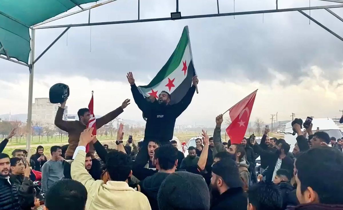 Manisa\'da Suriyeliler Baas Rejiminin Devrilişini Kutladı