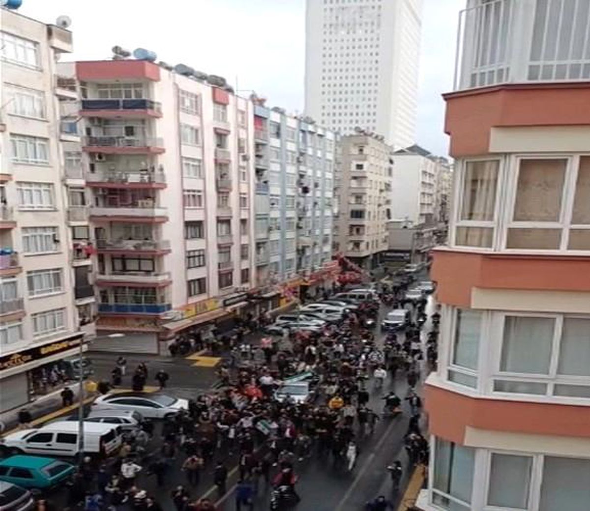 Mersin\'de Suriyeliler, Esed Rejiminin Düşüşünü Kutladı