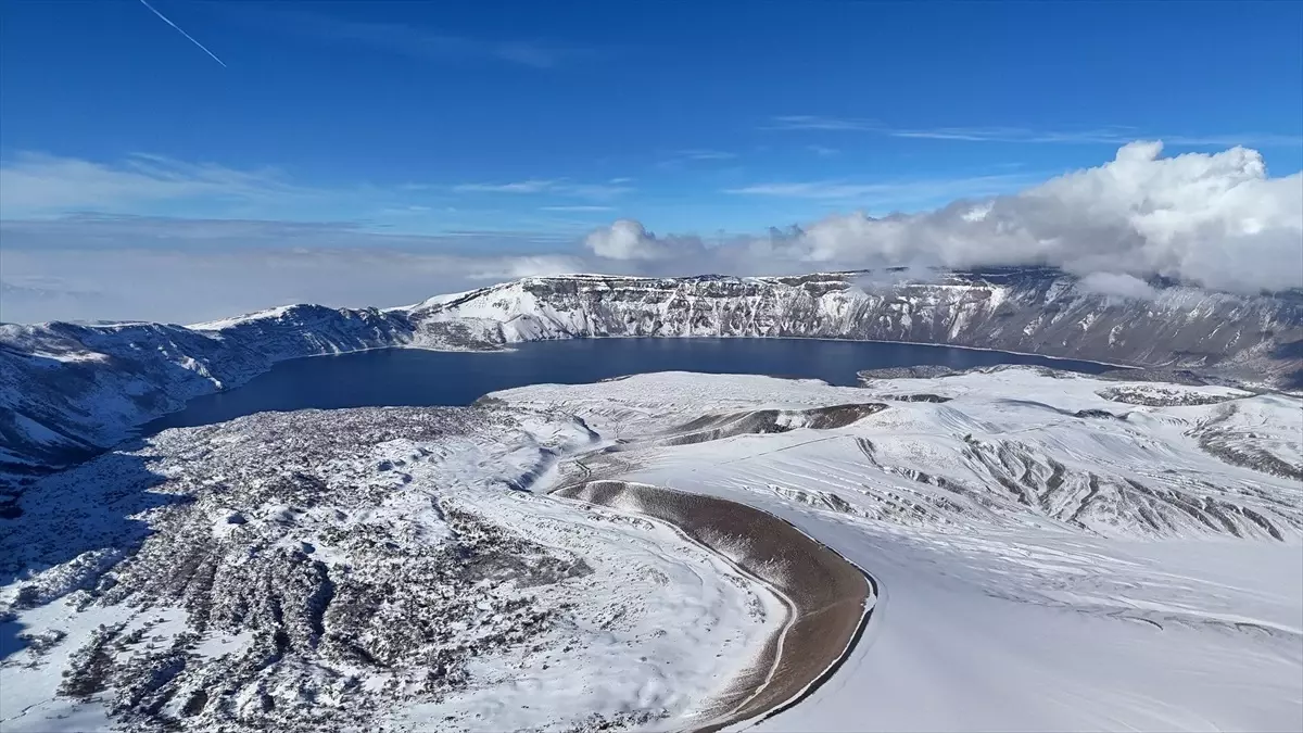 Nemrut Krater Gölü Karla Beyaza Büründü