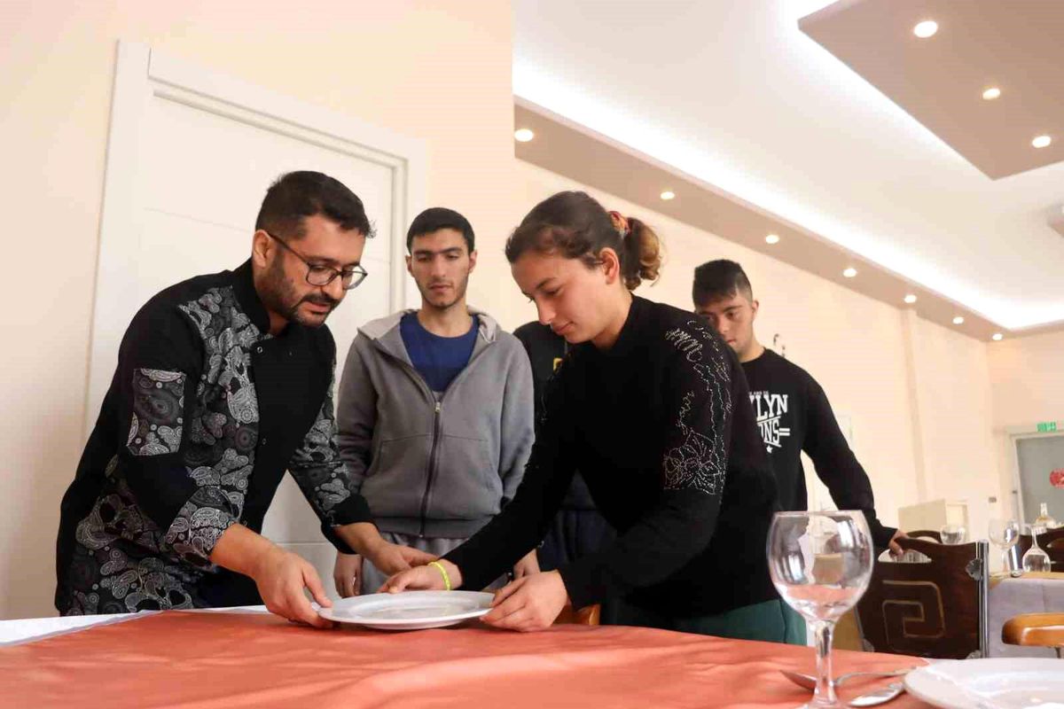 Özel öğrencilere \'garsonluk\' eğitimi