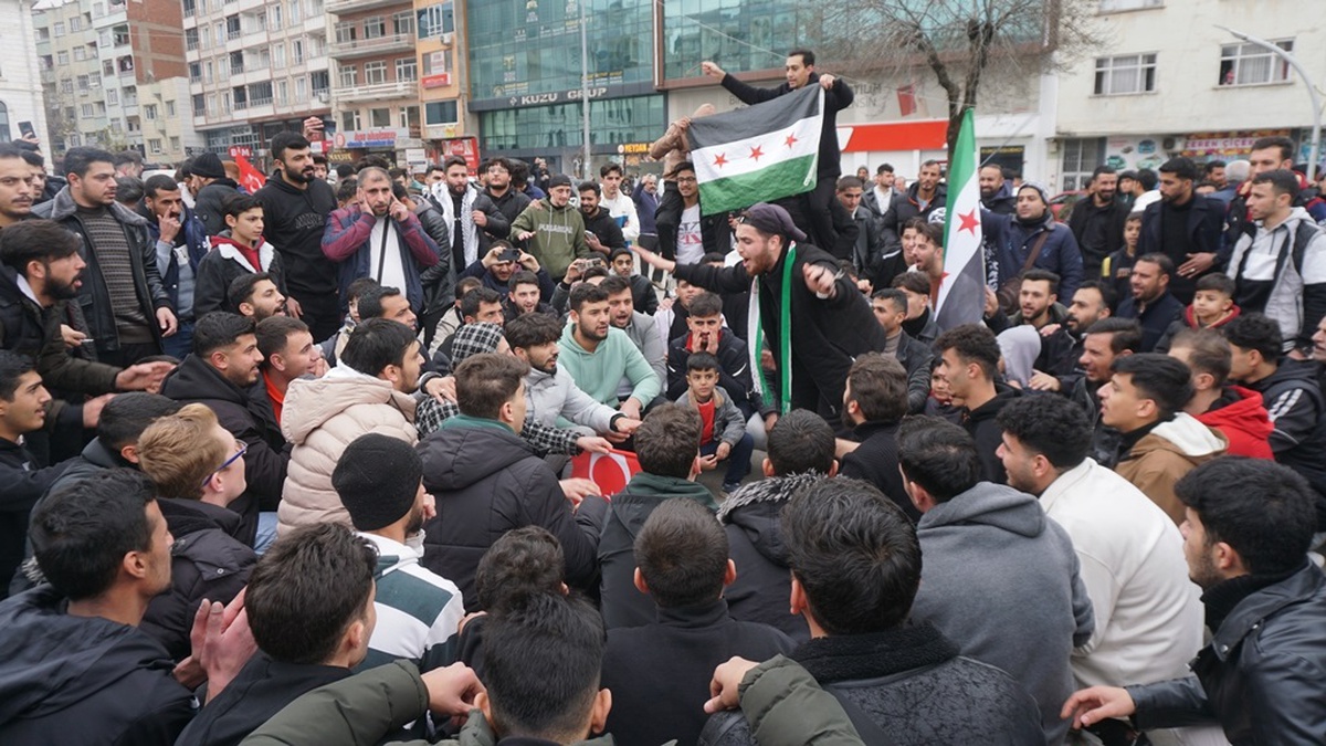 Suriyeliler Siirt\'te Şam\'daki Kontrolü Kutladı