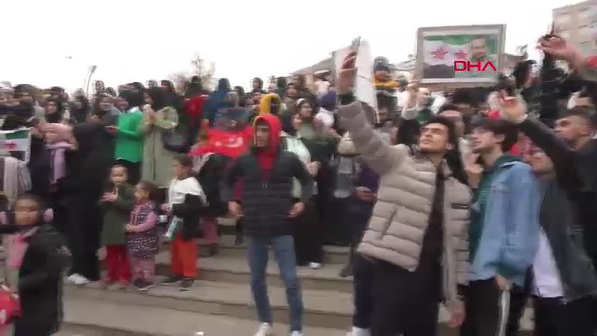 Siirt\'teki Suriyeliler, Şam\'da Kontrolün Ele Geçirilmesini Havai Fişeklerle Kutladı