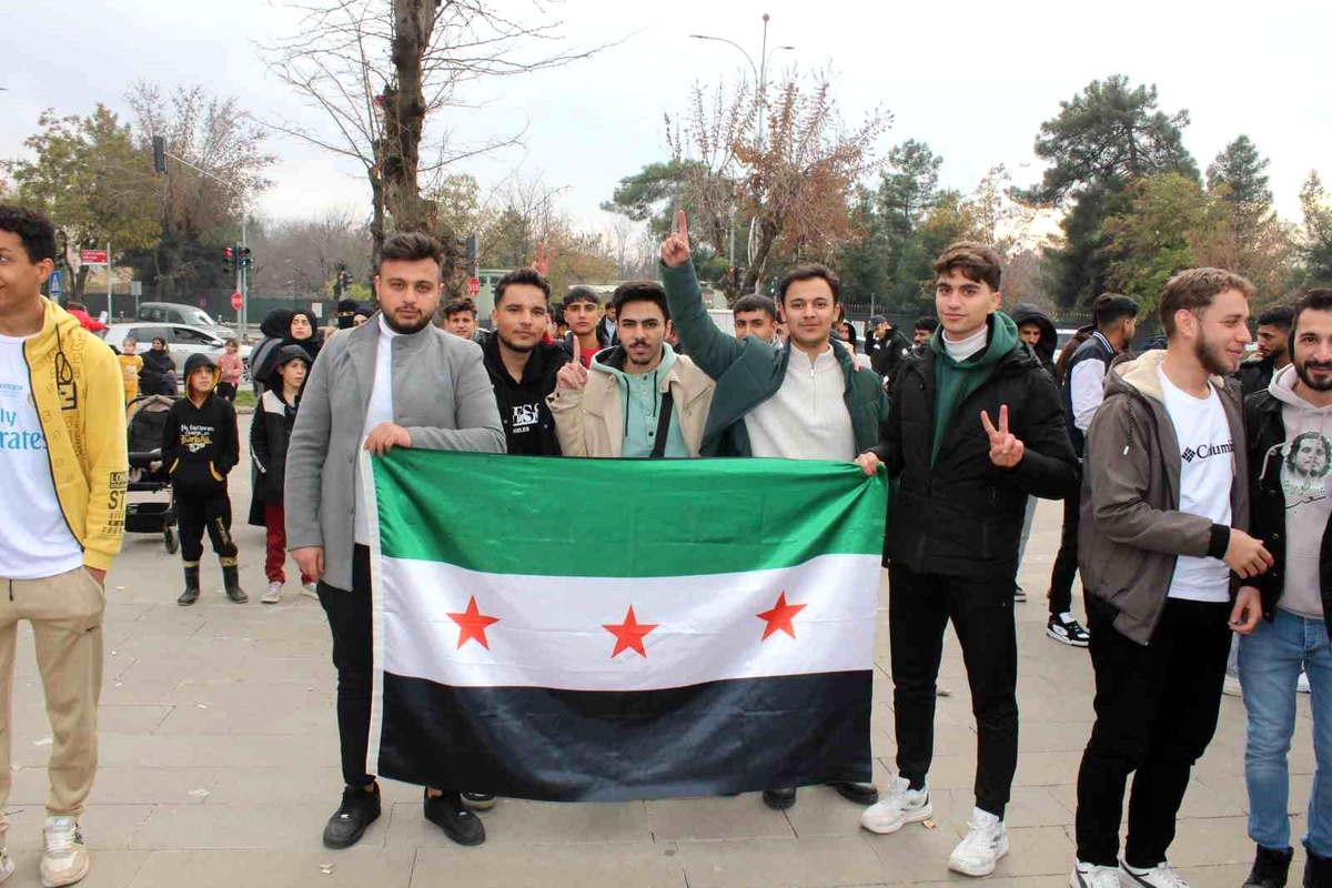 Siirt\'teki Suriyeliler, Esed rejiminin düşüşünü kutladı