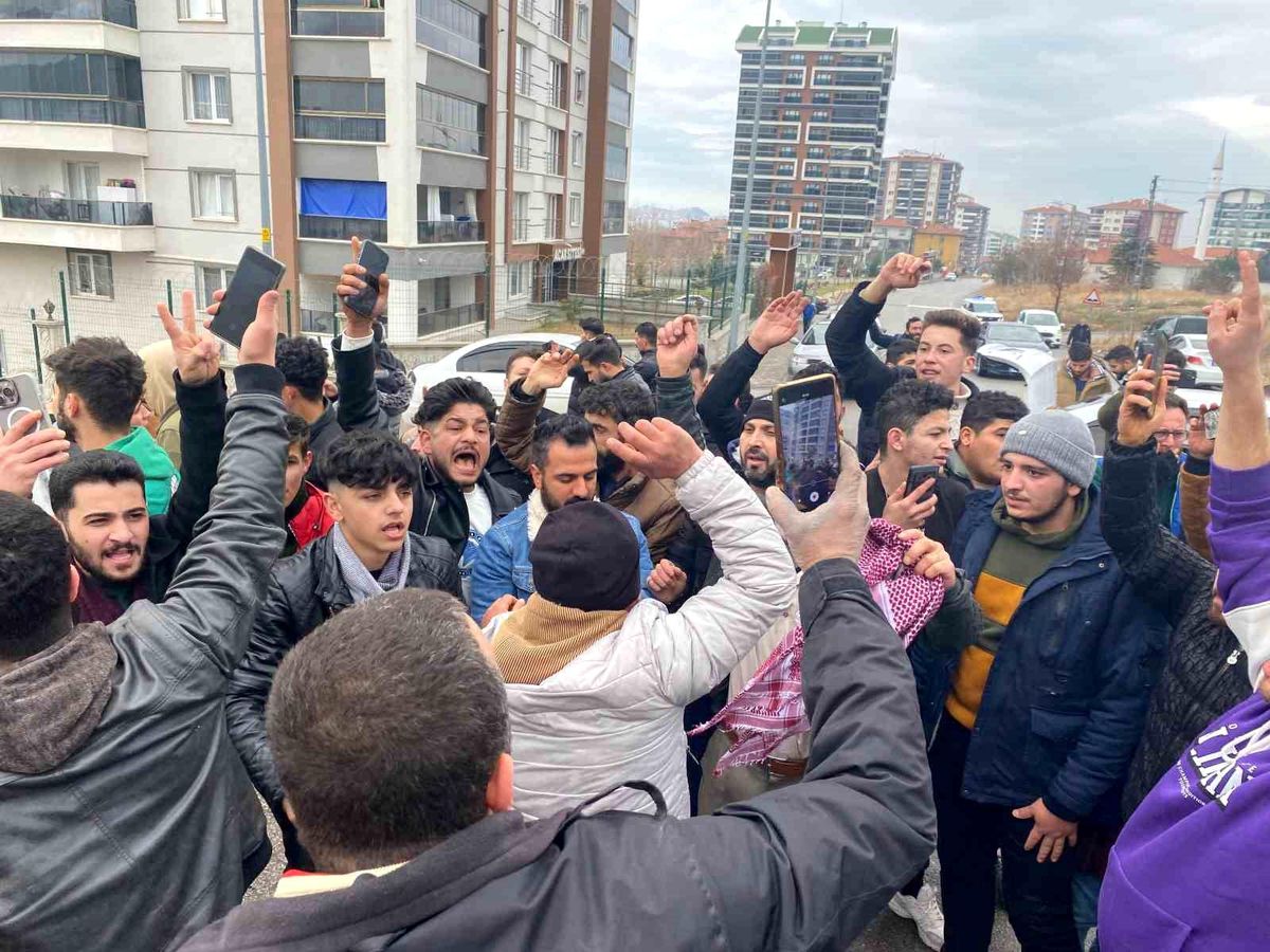 Suriye\'de Esed rejiminin son bulması Ankara\'da coşkuyla kutlanıyor
