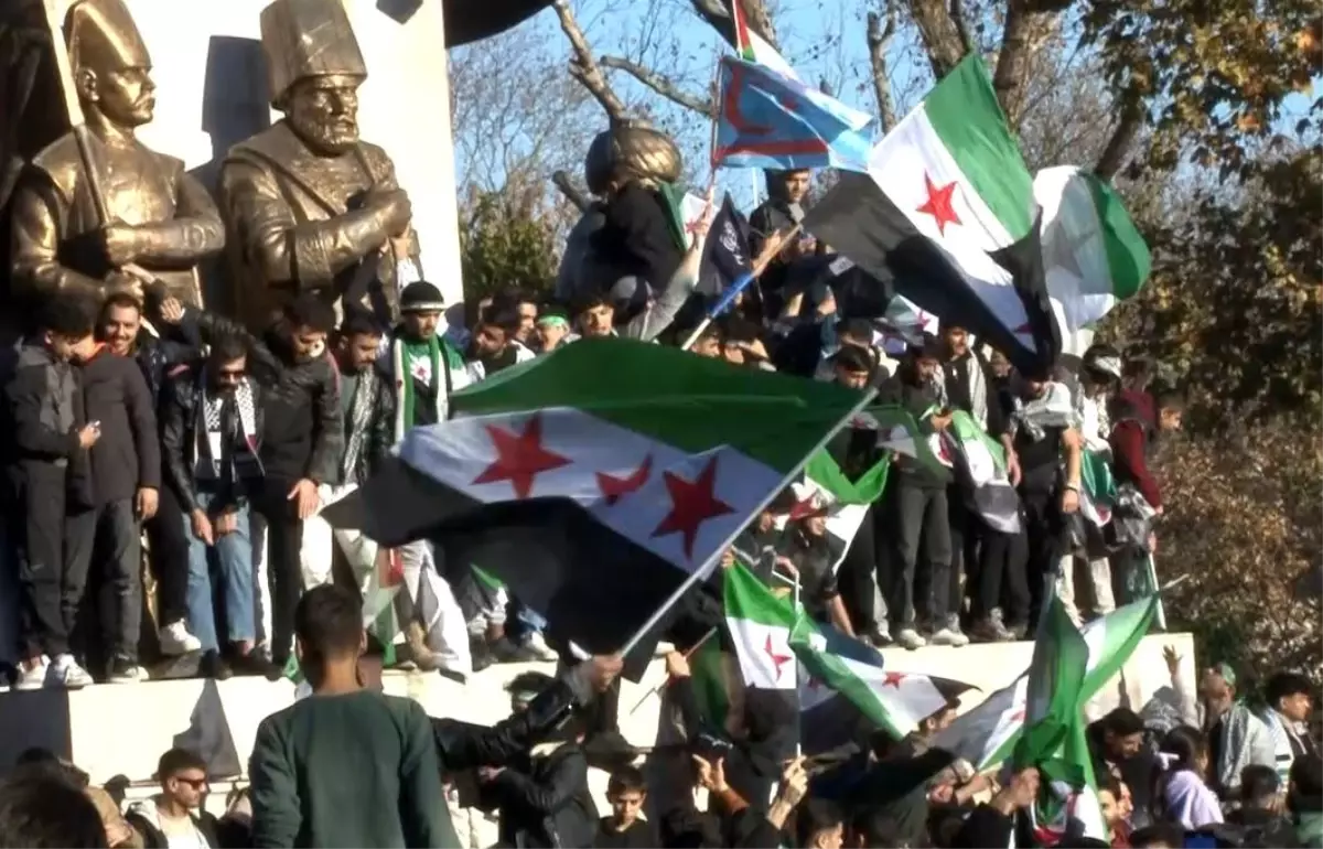 Suriyeliler Esed\'in Gidişini Kutladı