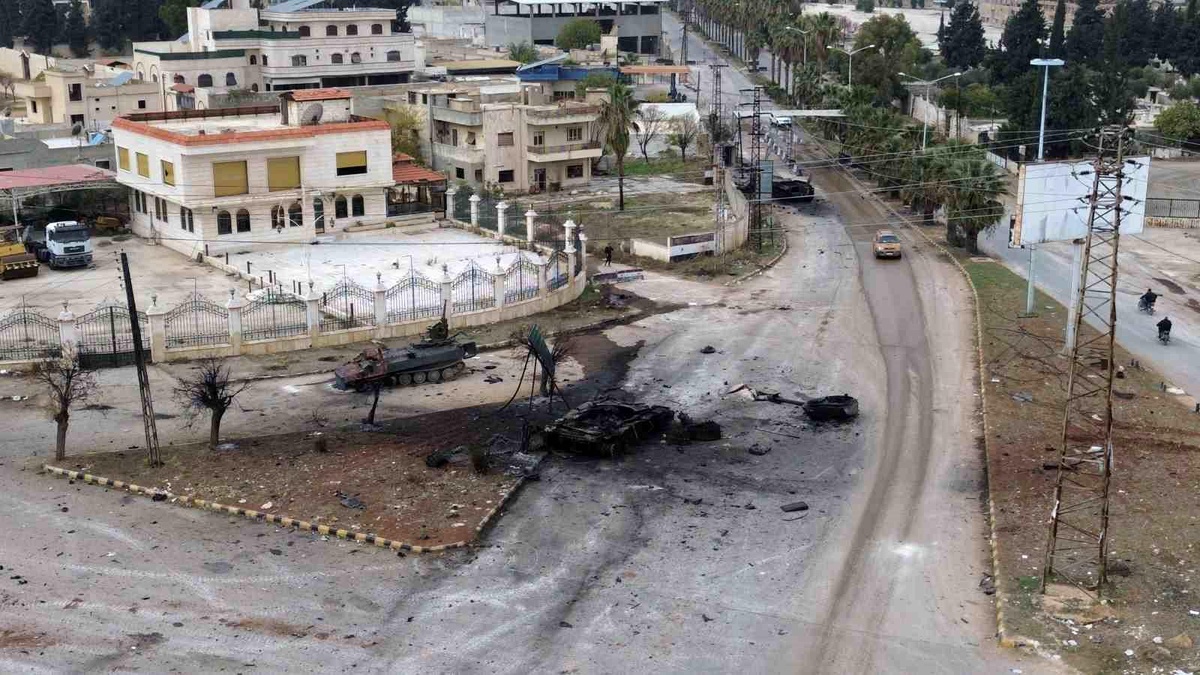 Hama\'da Çatışma İzleri: Yanmış Tanklar