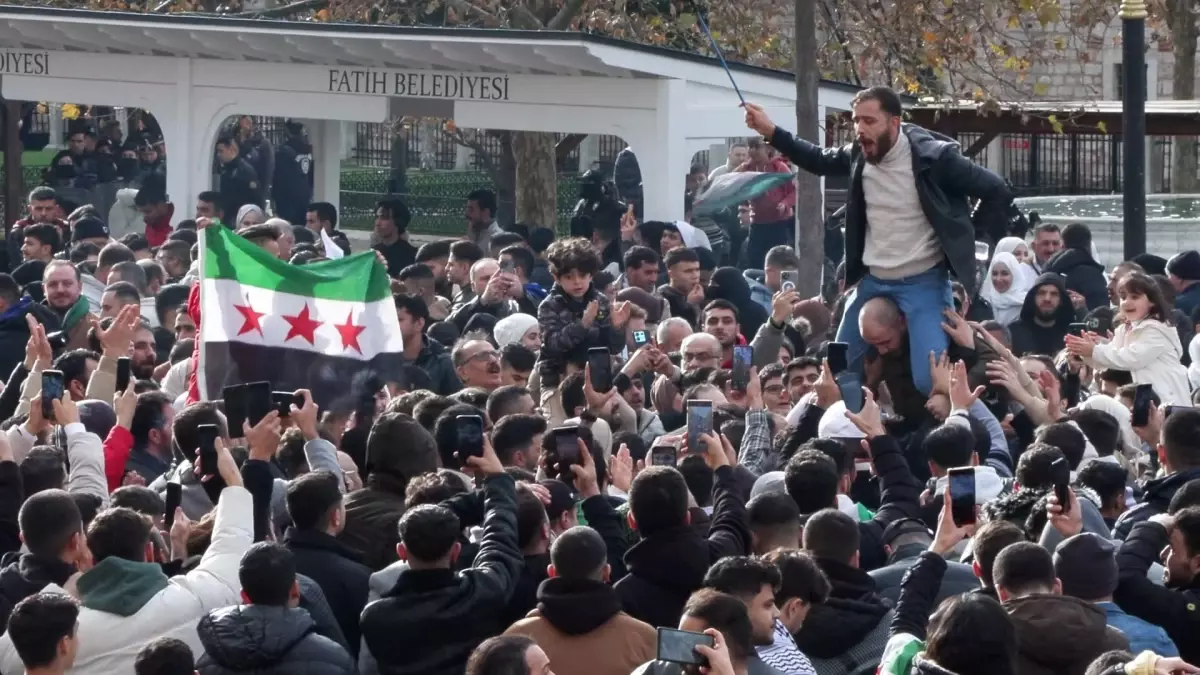Suriyeliler Fatih Camii\'nde Şam Kutlaması Yaptı