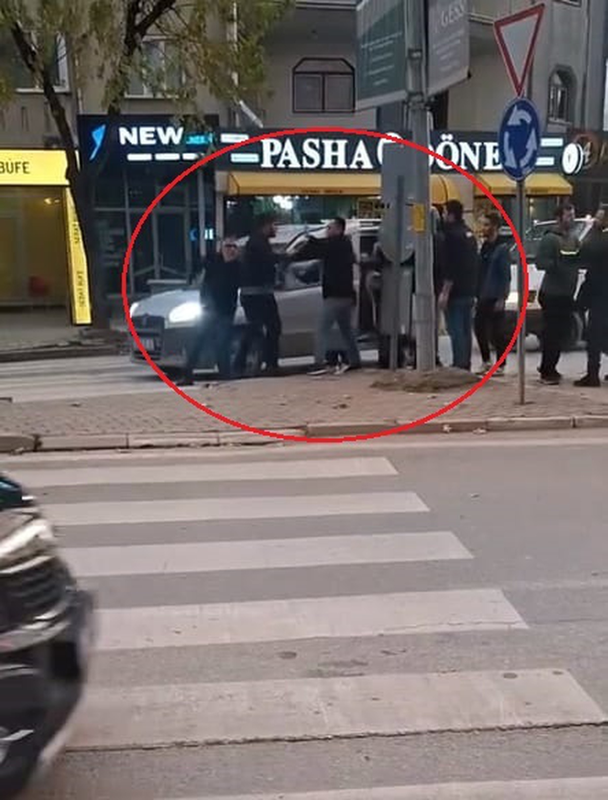 İnegöl\'de Yol Verme Tartışması Yumruklu Kavgaya Dönüştü