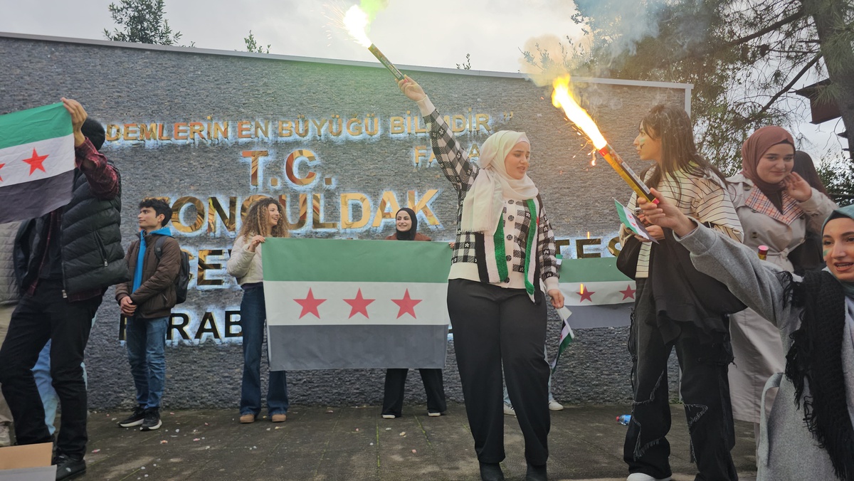 Suriyeli Öğrenciler Zonguldak\'ta Zafer Kutlaması Yaptı