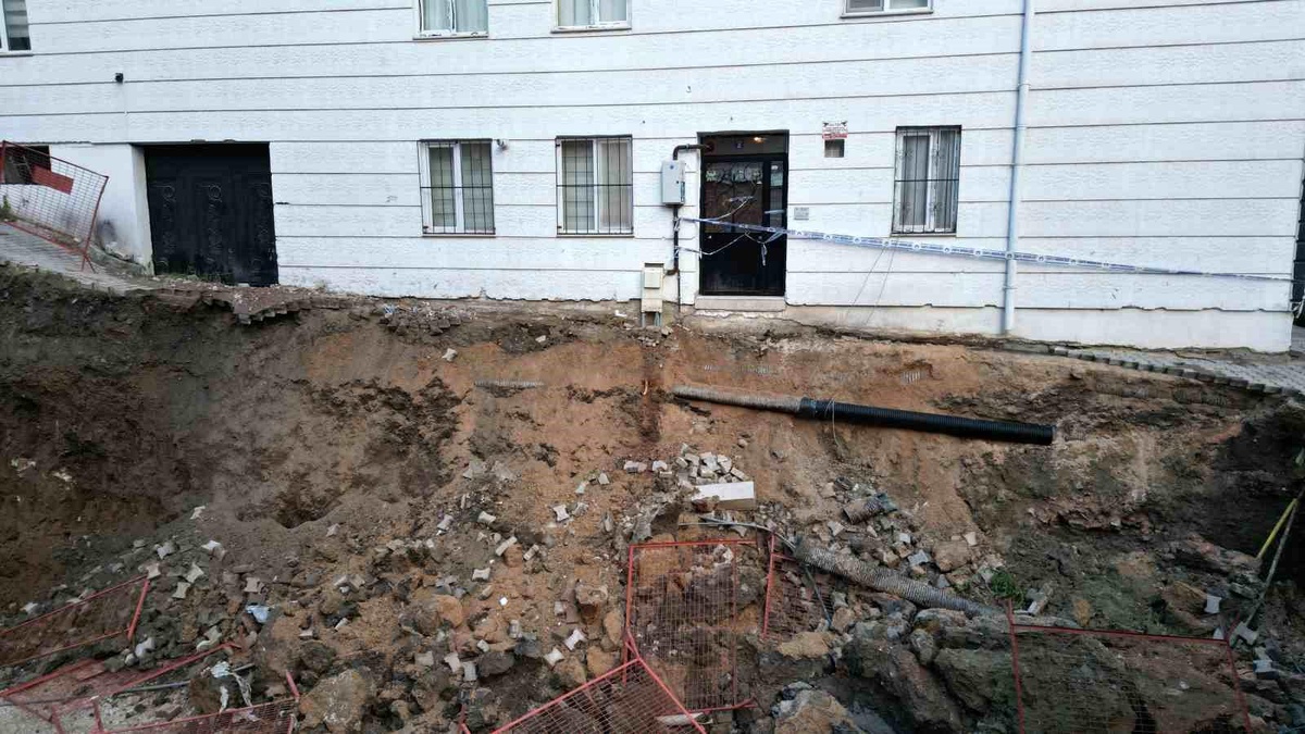 Tokat\'ta İnşaat Kayması; Daireler Dükkan Girişini Kullanıyor