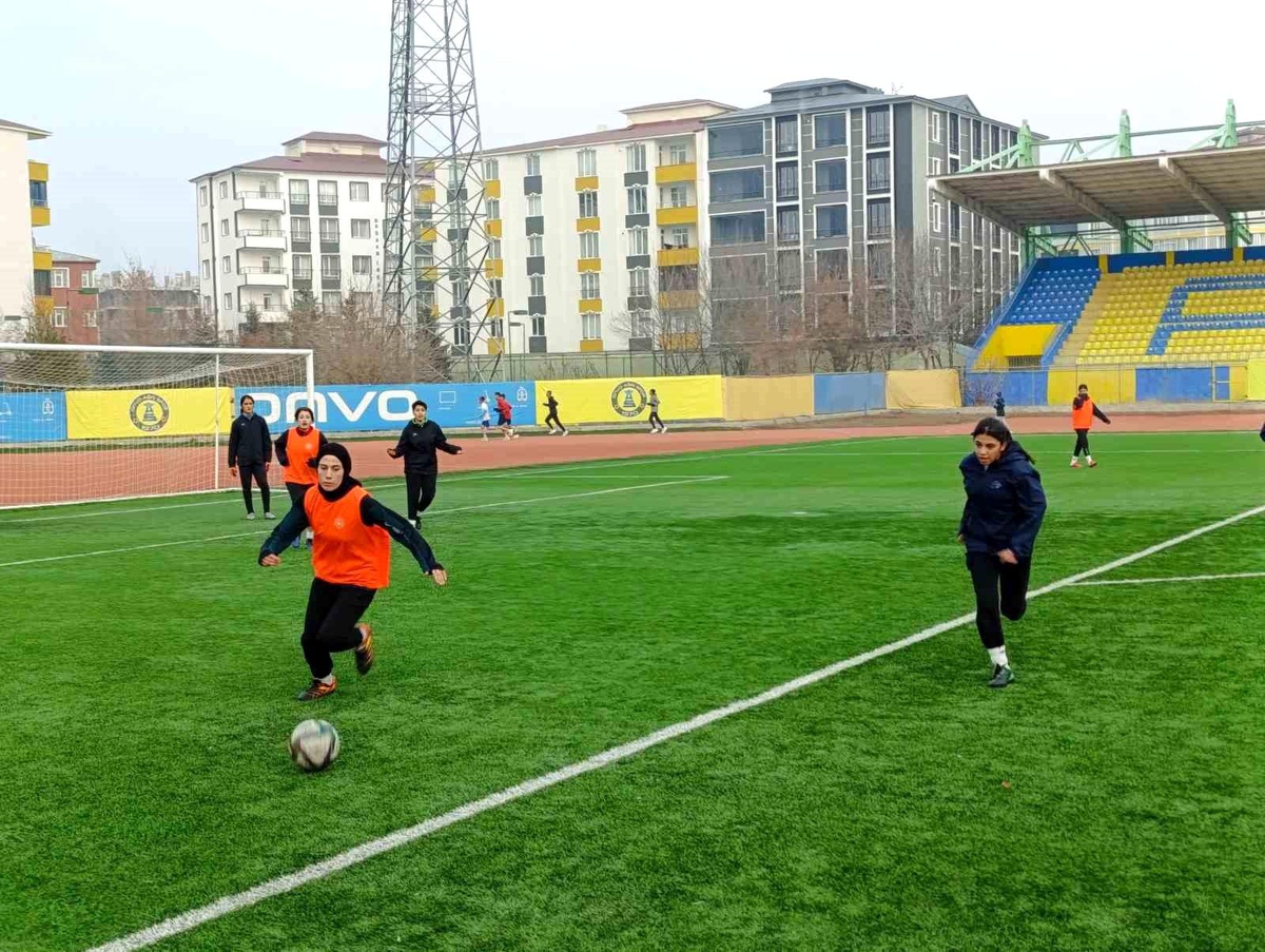 Ağrı Kadın Futbol Takımı Soğuk Havaya Rağmen Antrenmanlarını Sürdürüyor