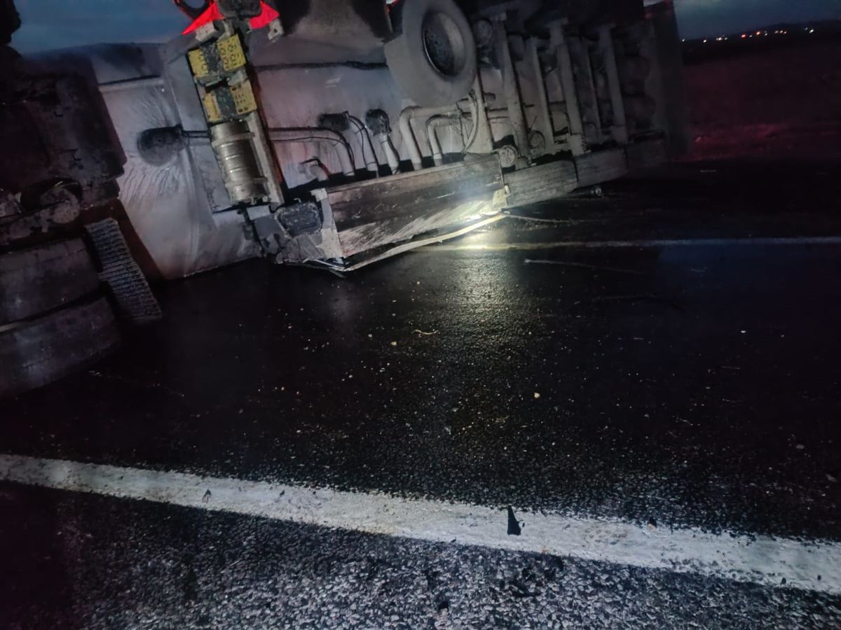 Kayseri Yolu\'nda Akaryakıt Tankeri Devrildi: Sürücü Yaralandı