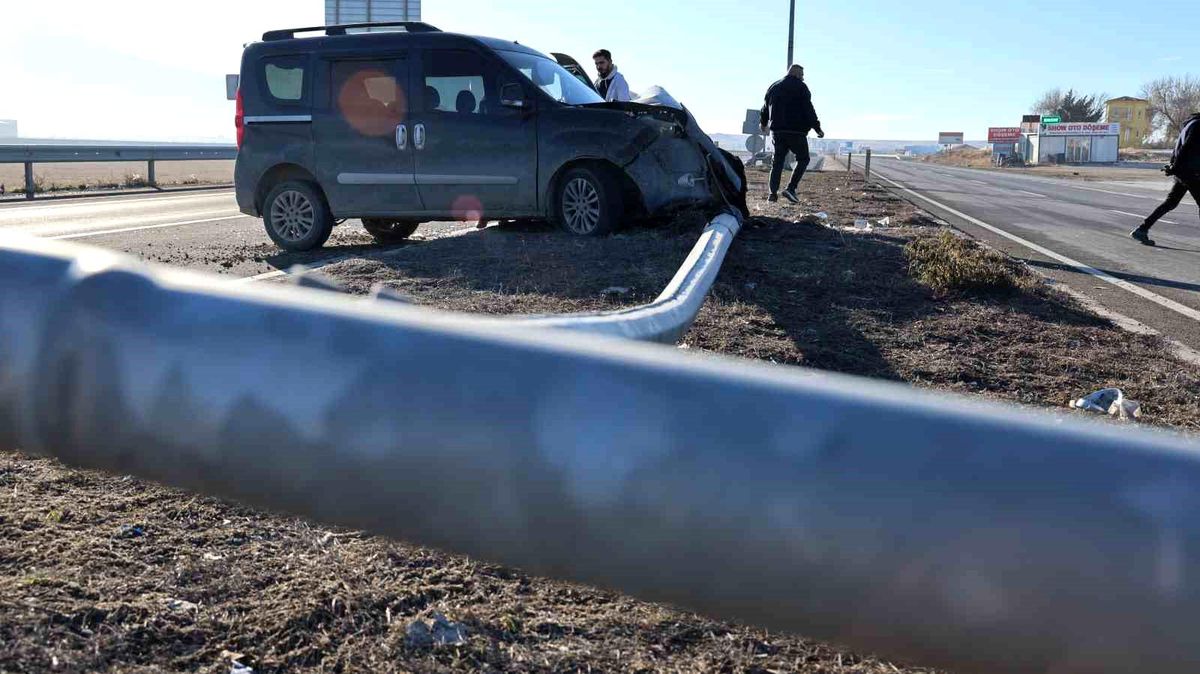 Aksaray\'da Trafik Kazası: Sürücü Yaralandı