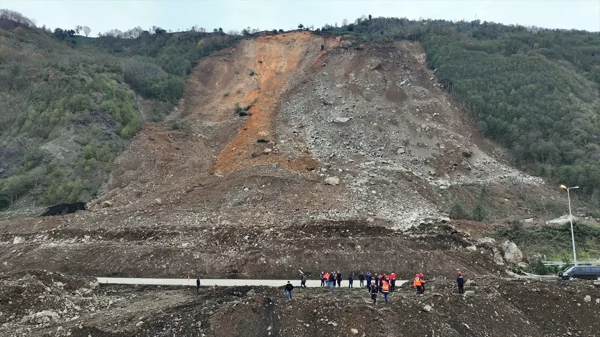 Arhavi\'de Heyelan Çalışmaları Sürüyor