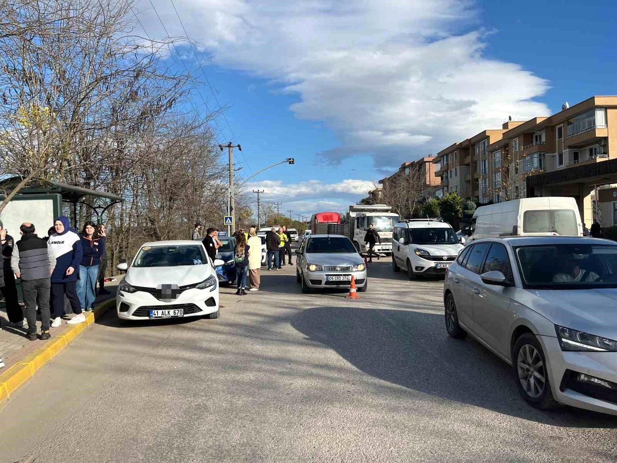 Kocaeli\'de Kaza: Babaanne ve Torununa Otomobil Çarptı
