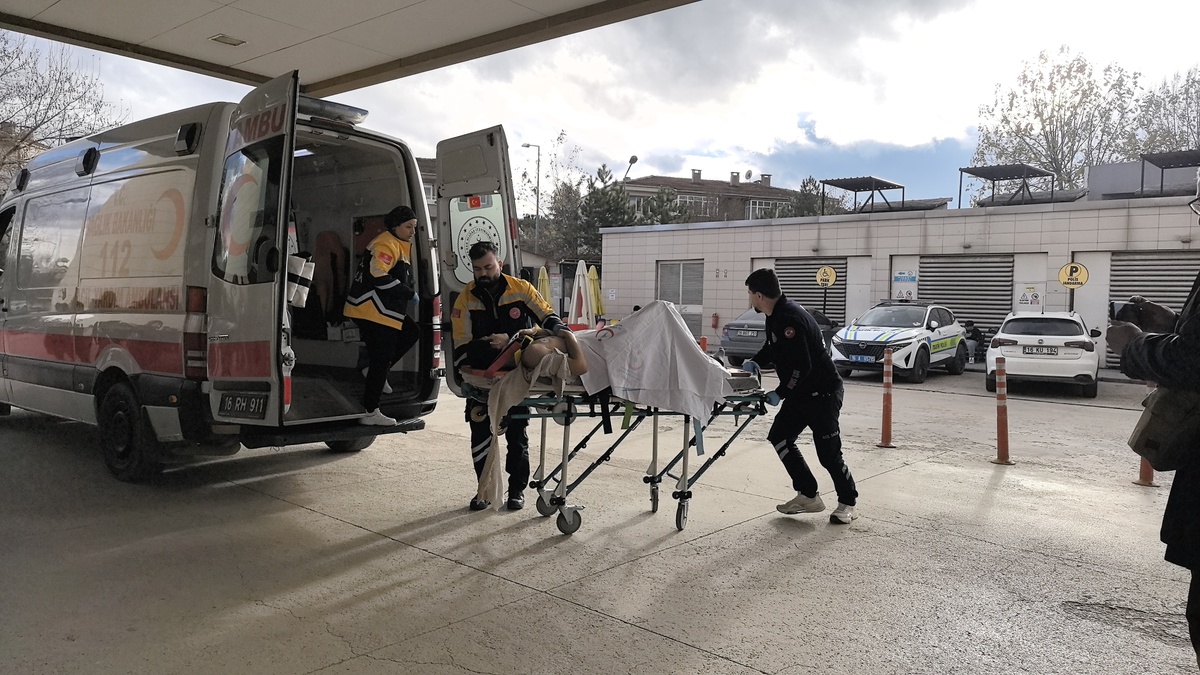 İnegöl\'de Anahtar Unutan Babası İpiyle Düşen Genç Ağır Yaralandı