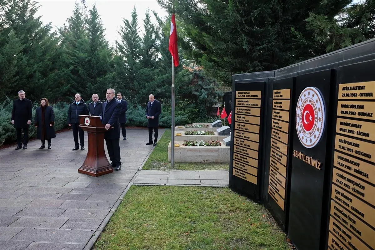 Bakan Fidan, bakan yardımcıları ve büyükelçilerle Anıtkabir ve Dışişleri Şehitliği\'ni ziyaret etti