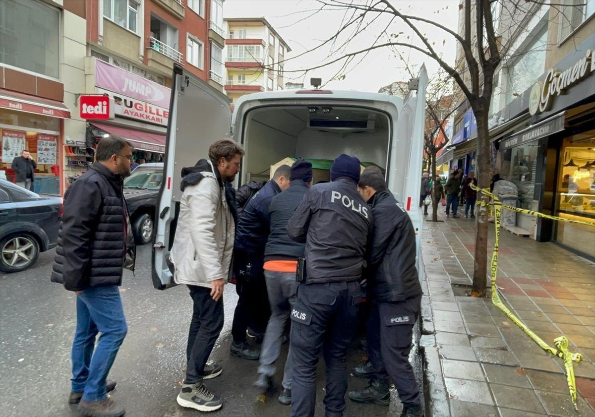 Çorlu\'da Cinayet: Eşi ve Arkadaşı Bıçakla Yaralandı