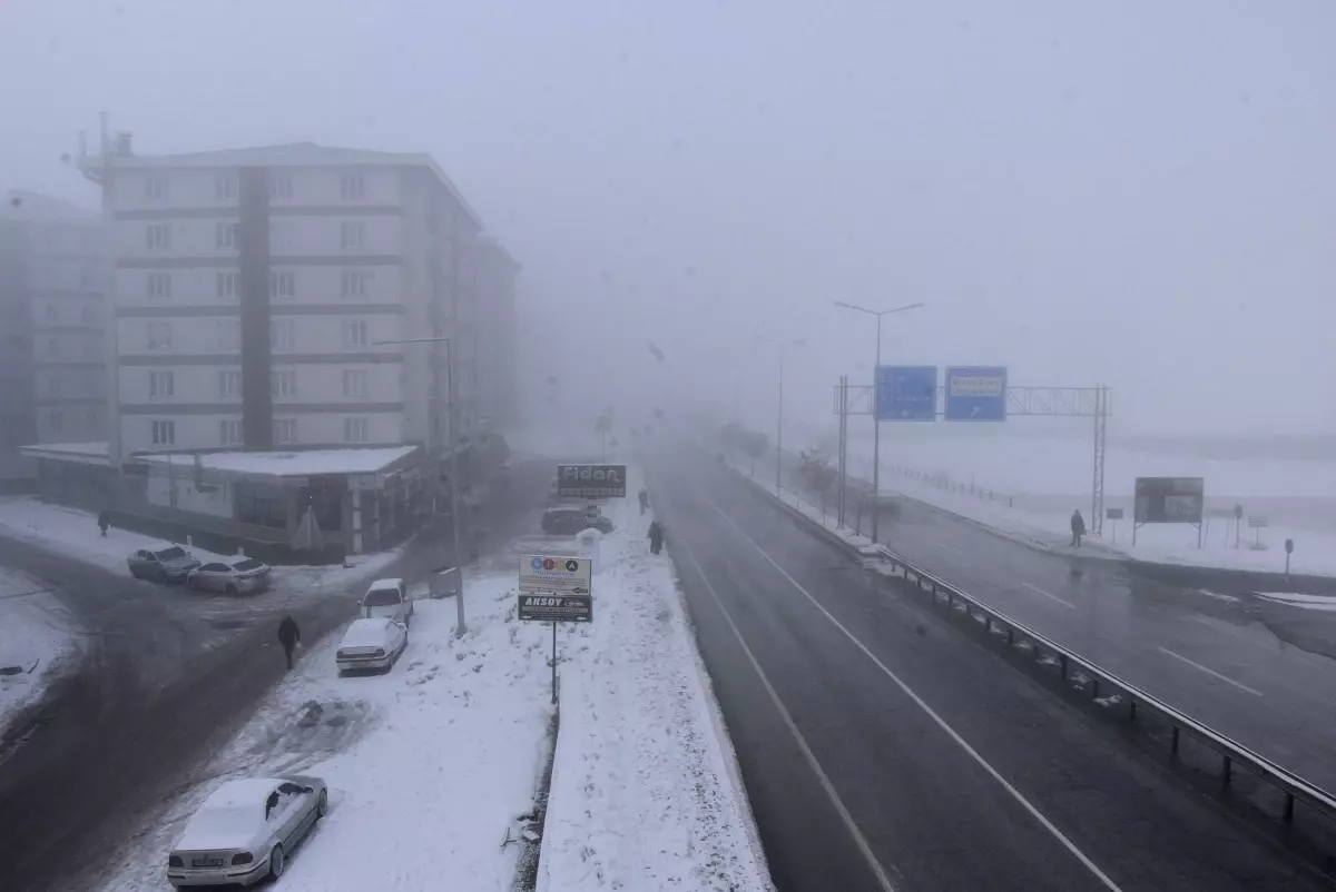 Bitlis\'te Yoğun Sis Etkili, Görüş Mesafesi 10 Metreye Düştü