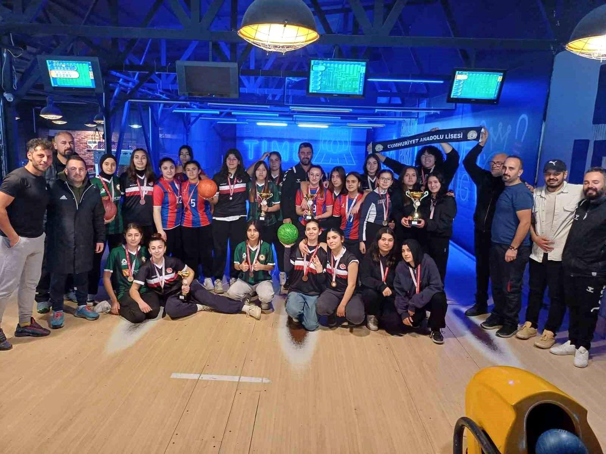 Düzce\'de Bowling Şampiyonu Cumhuriyet Anadolu Lisesi