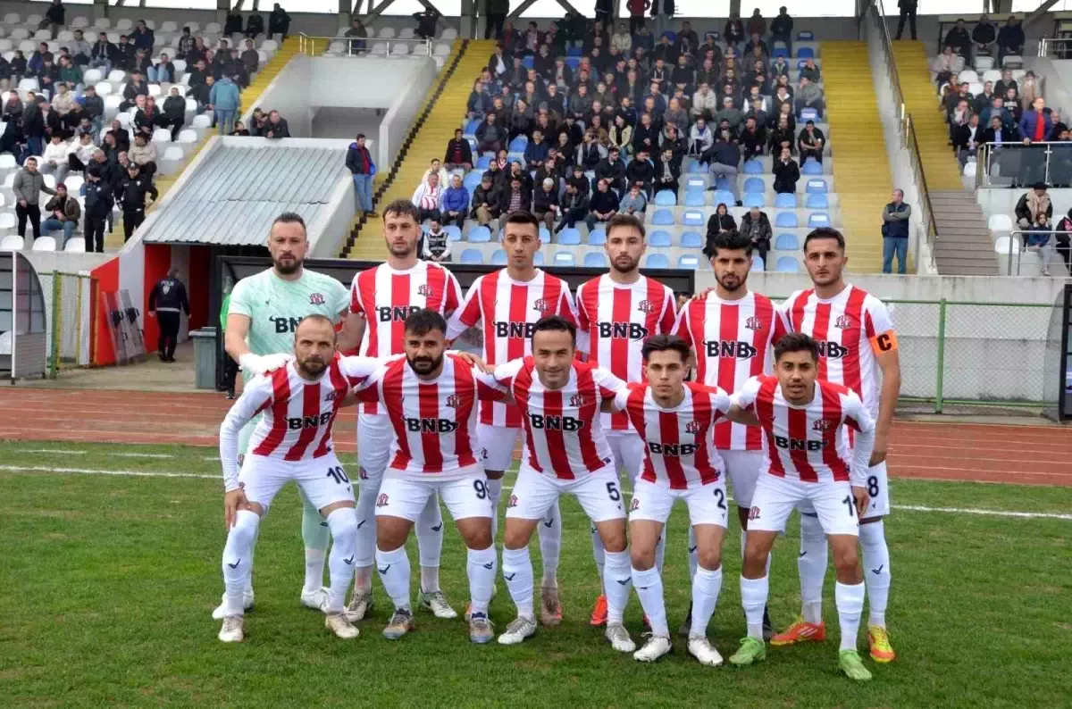 Devrek Belediyespor, Çaycumaspor\'u 2-0 Yenerek Liderliğini Sürdürdü